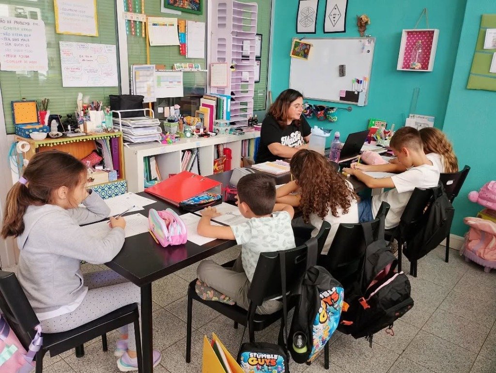 Sala de estudo e realização de tarefas com professora de apoio