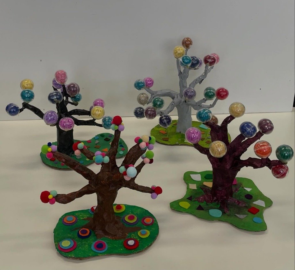 Esculturas criativas feitas no atelier artístico do Sementes do Amanhã